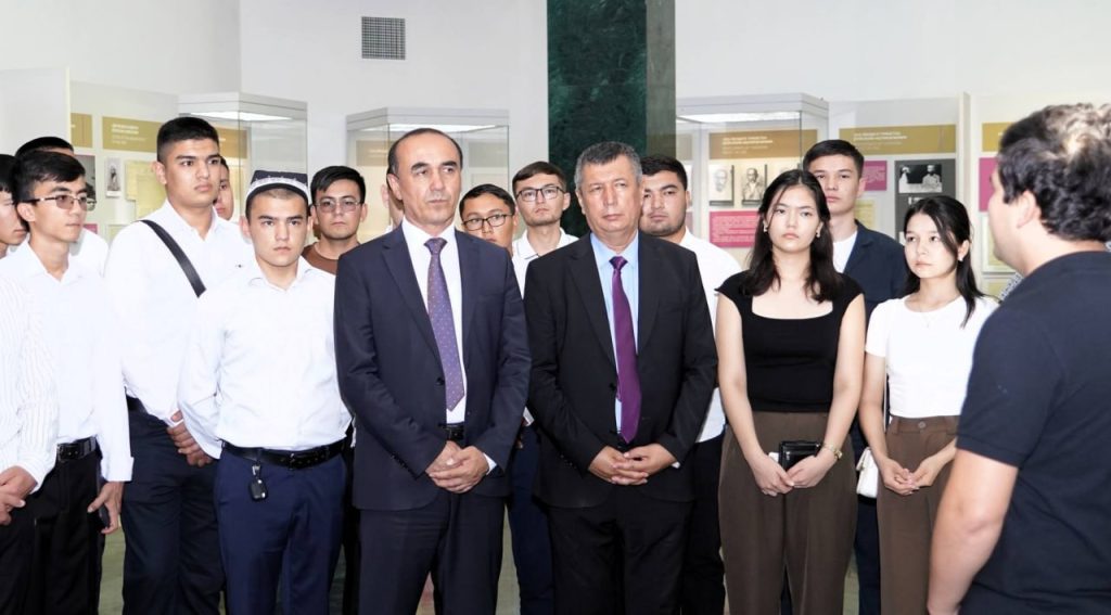 Toshkent davlat tibbiyot universitetining talabalari Shahidlar xotirasi xiyobonida bo'ldilar