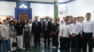 Toshkent davlat tibbiyot universitetining talabalari Shahidlar xotirasi xiyobonida bo'ldilar