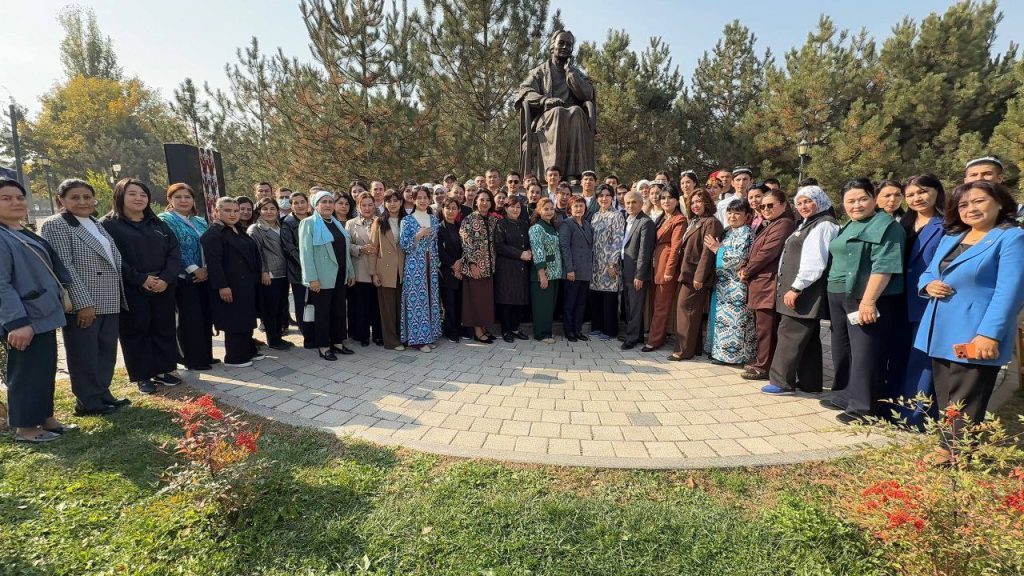 O'zbek Tiliga Davlat Tili Maqomi Berilishining 36 Yilligi: Toshkent Davlat Tibbiyot Universiteti Jamoasi Adiblar Xiyobonida!